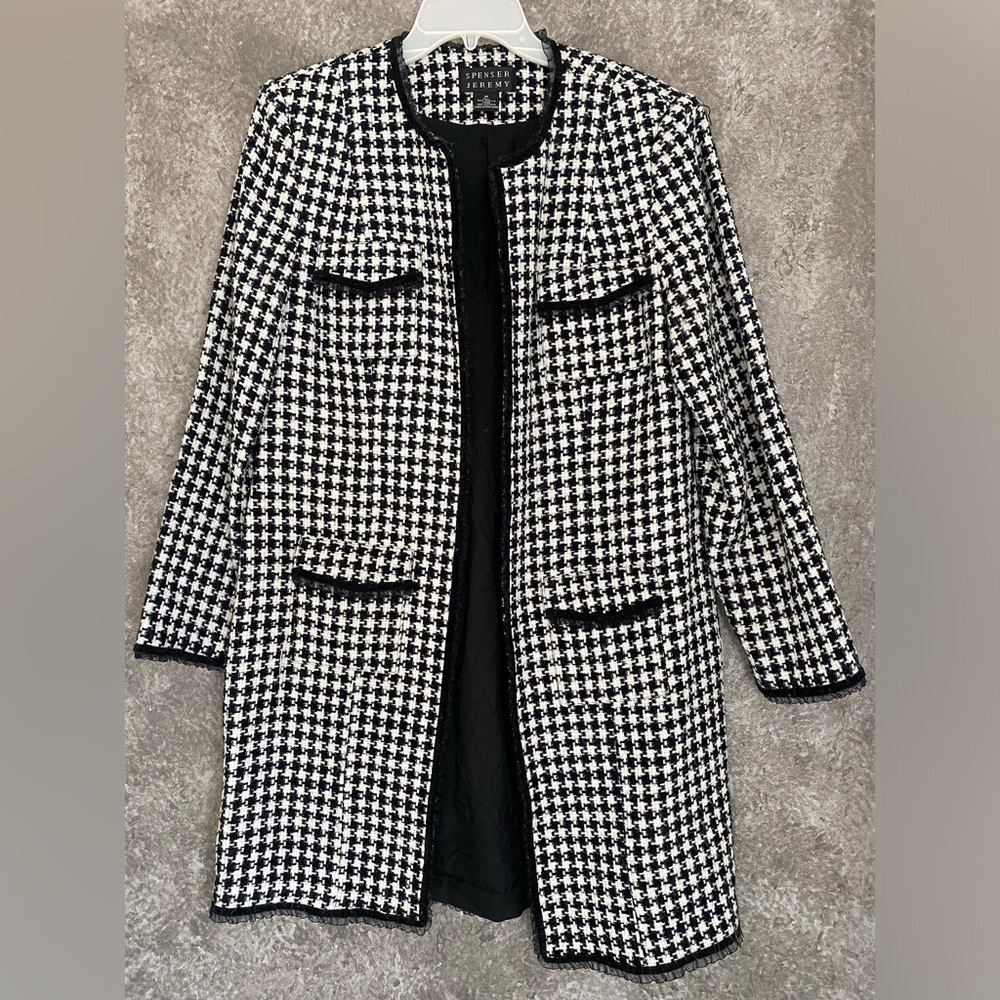 Nice black and white coat 4 pockets in the front.